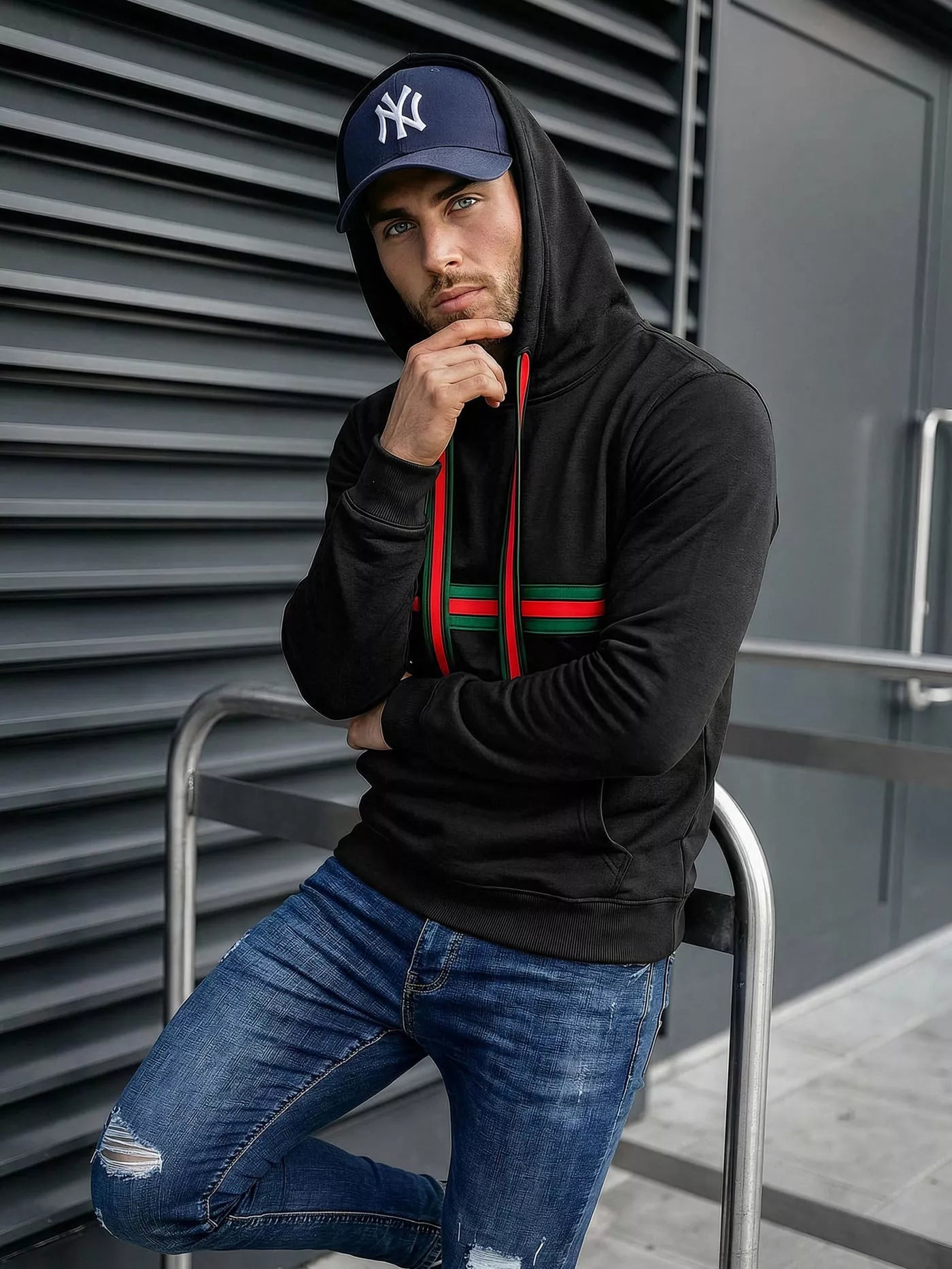 Vyriškas juodas džemperis su gobtuvu Glum