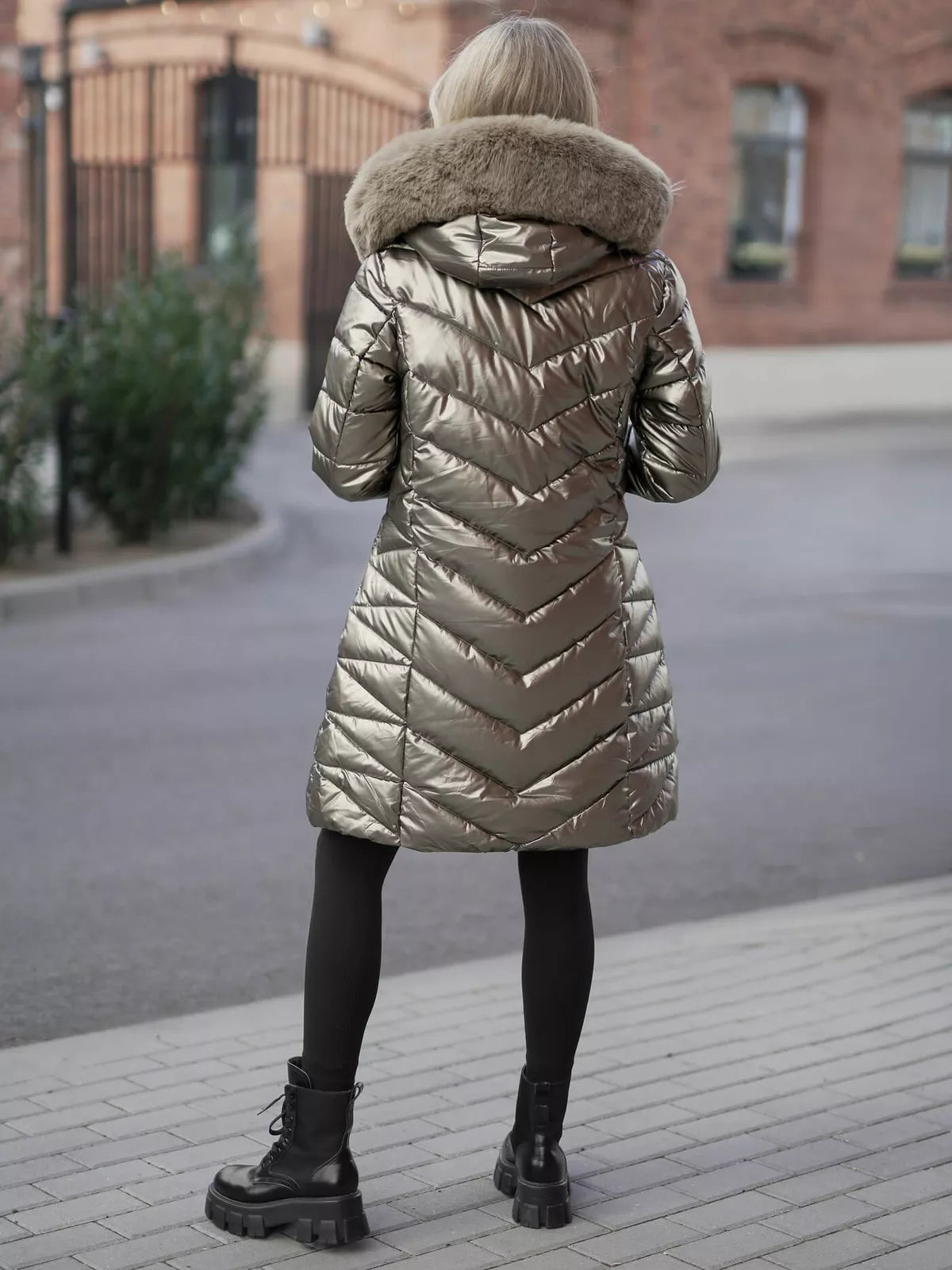 Auksinės spalvos žieminė moteriška striukė Marisa