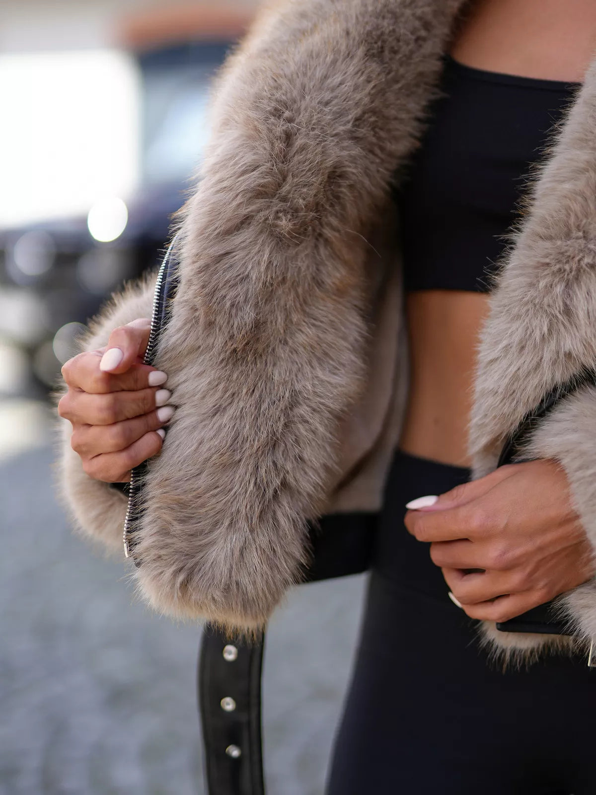 Moteriška juoda striukė su rusvu kailiuku Real