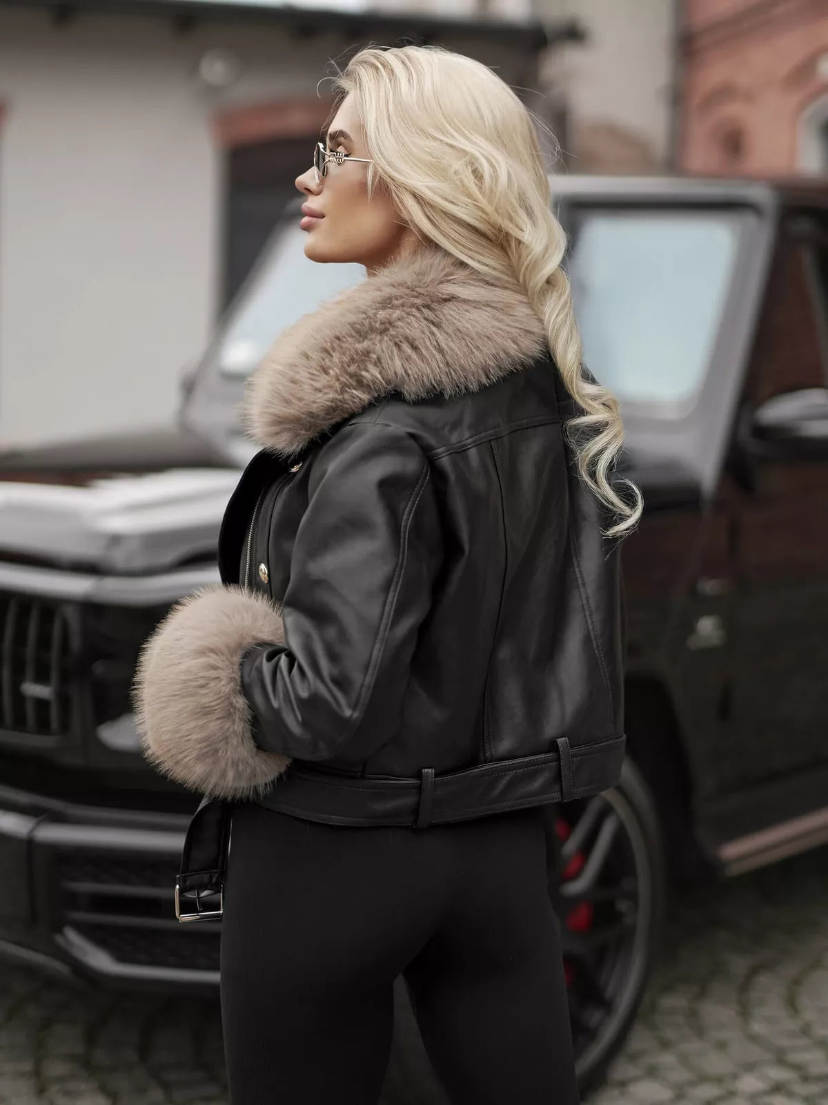 Moteriška odinė juodos spalvos striukė su rusvu kailiuku Elis