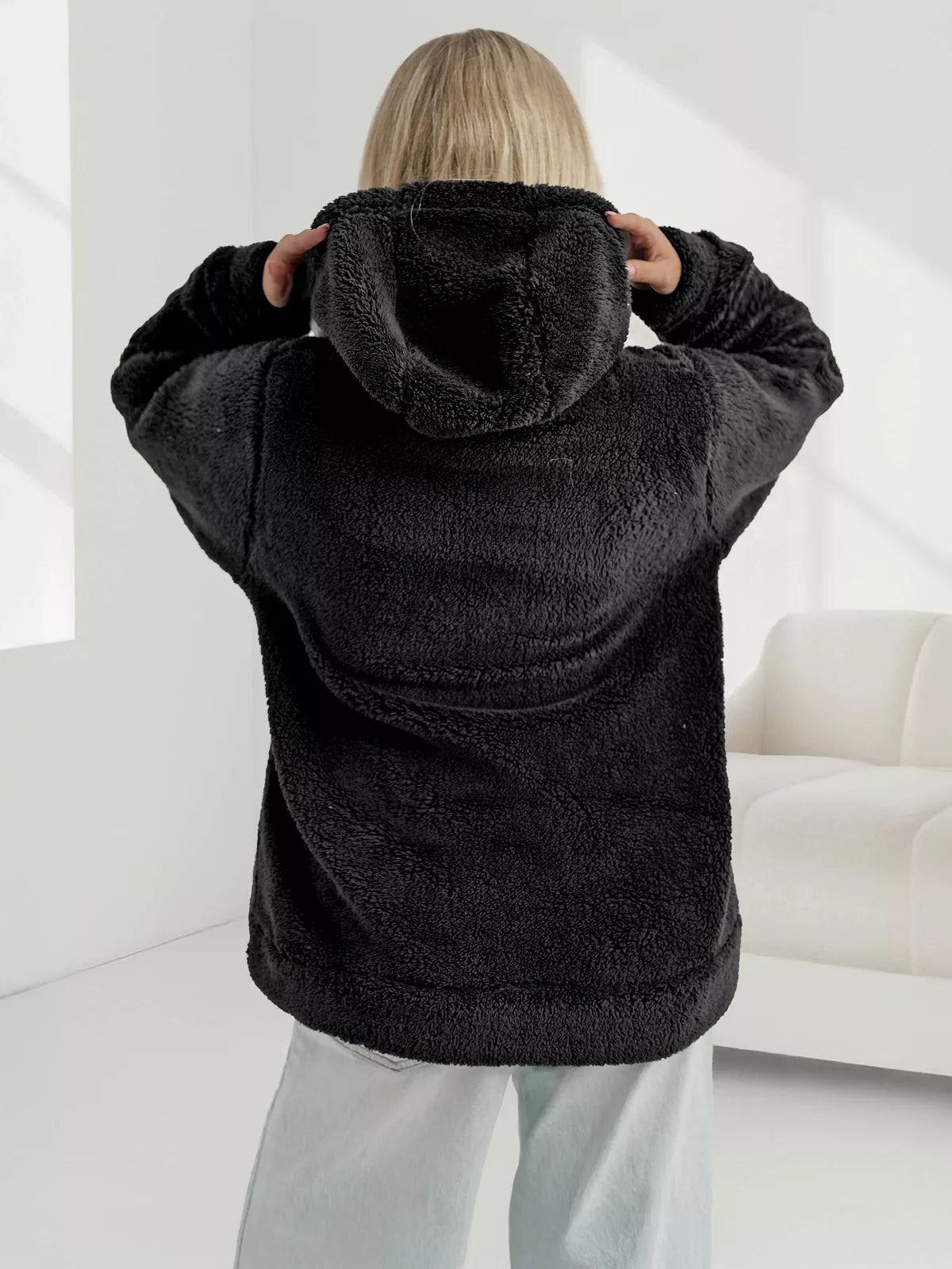 Moteriškas juodas džemperis su gobtuvu Nara