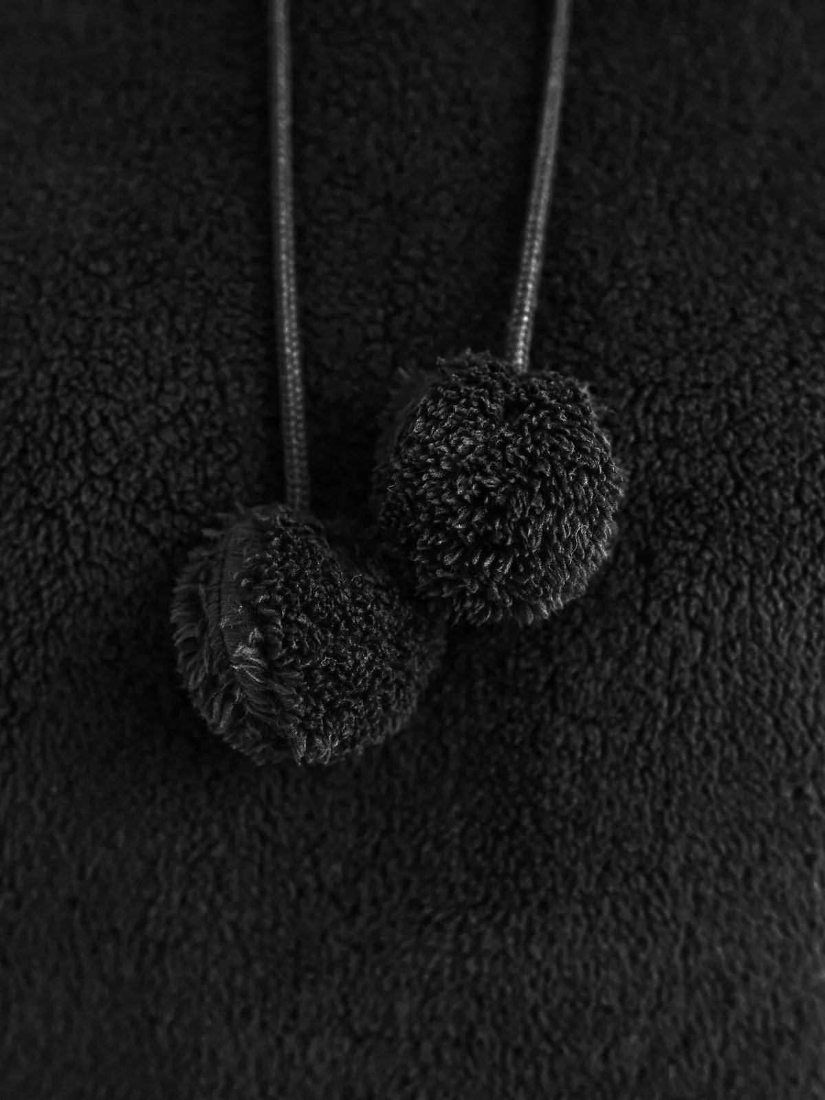 Moteriškas juodas džemperis su gobtuvu Nara