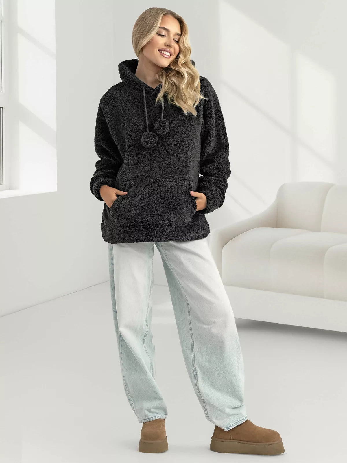 Moteriškas juodas džemperis su gobtuvu Nara