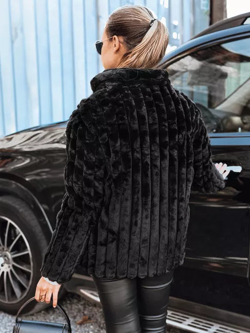 Moteriškas juodas kailinis švarkas su gobtuvu Marly