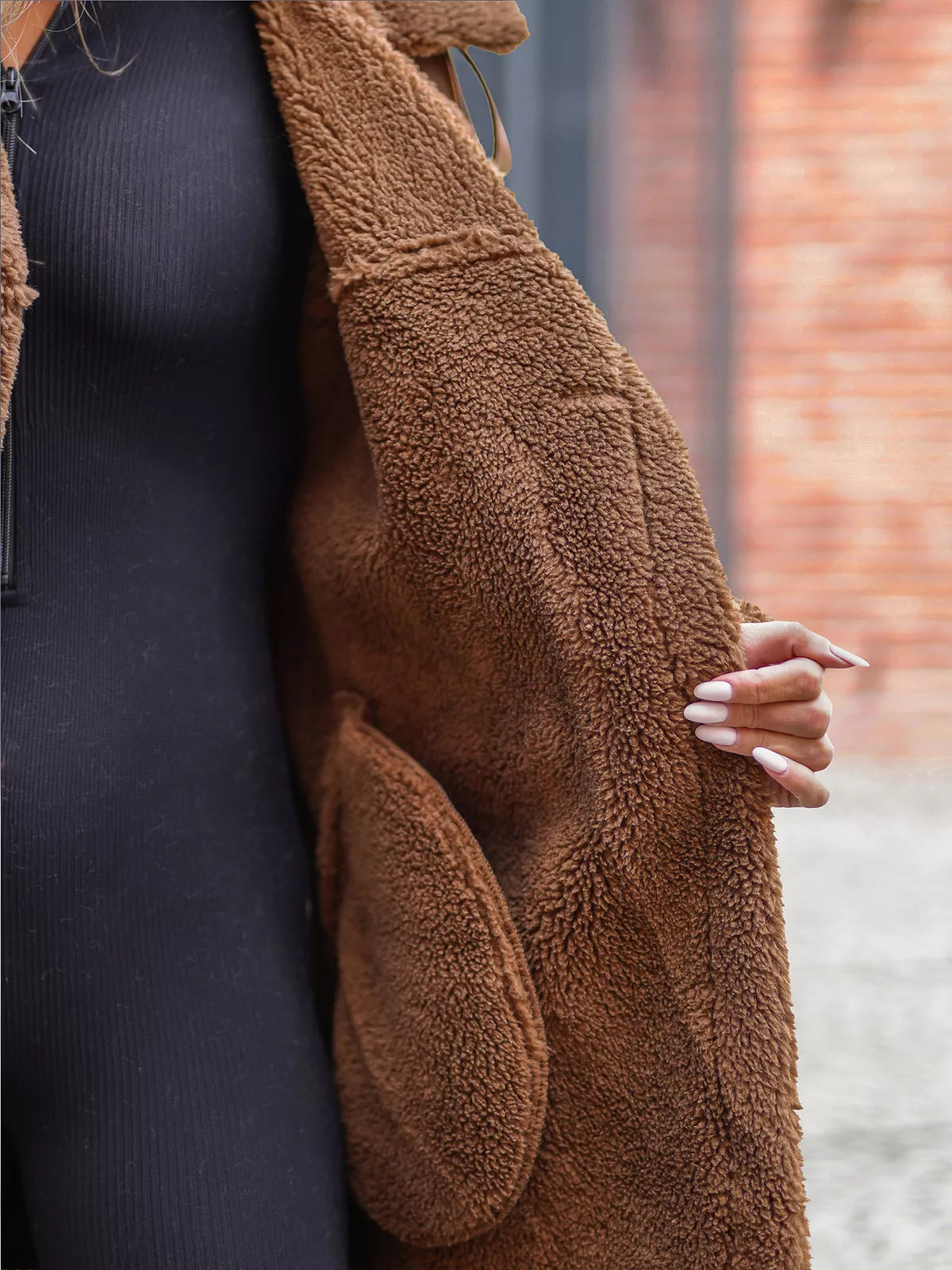 Moteriškas rudas ilgas odinis paltas su dirbtiniu kailiu Emil