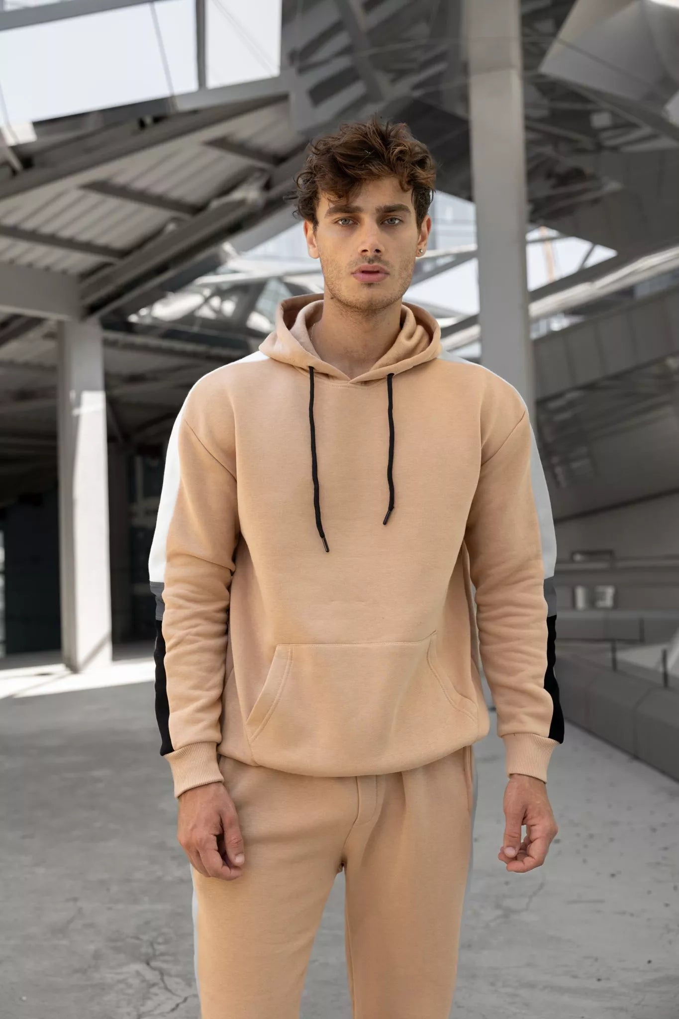 Smėlio spalvos vyriškas komplektas su balta juostele Core