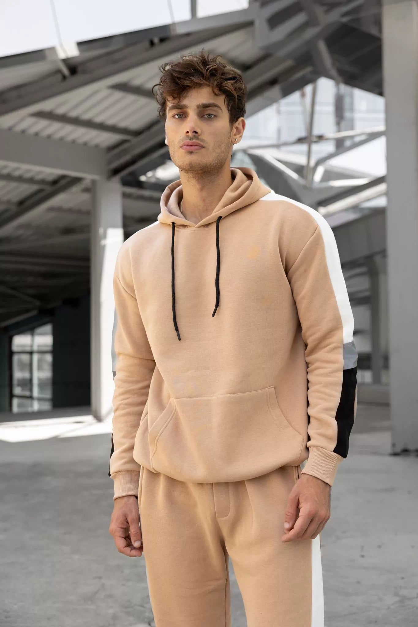 Smėlio spalvos vyriškas komplektas su balta juostele Core