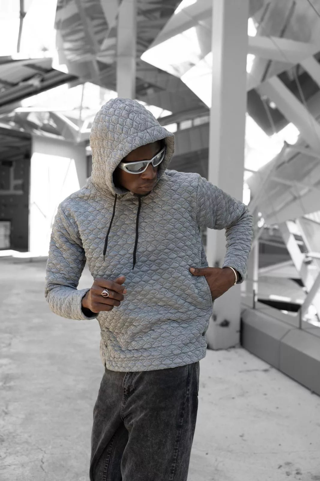 Pilkas megztinis su gobtuvu Rombas