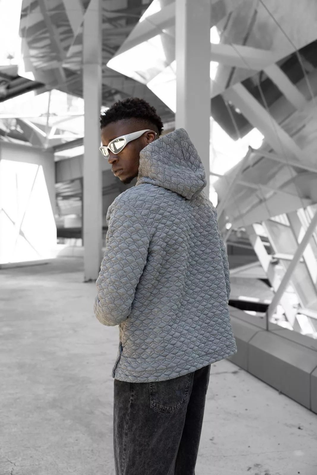 Pilkas megztinis su gobtuvu Rombas