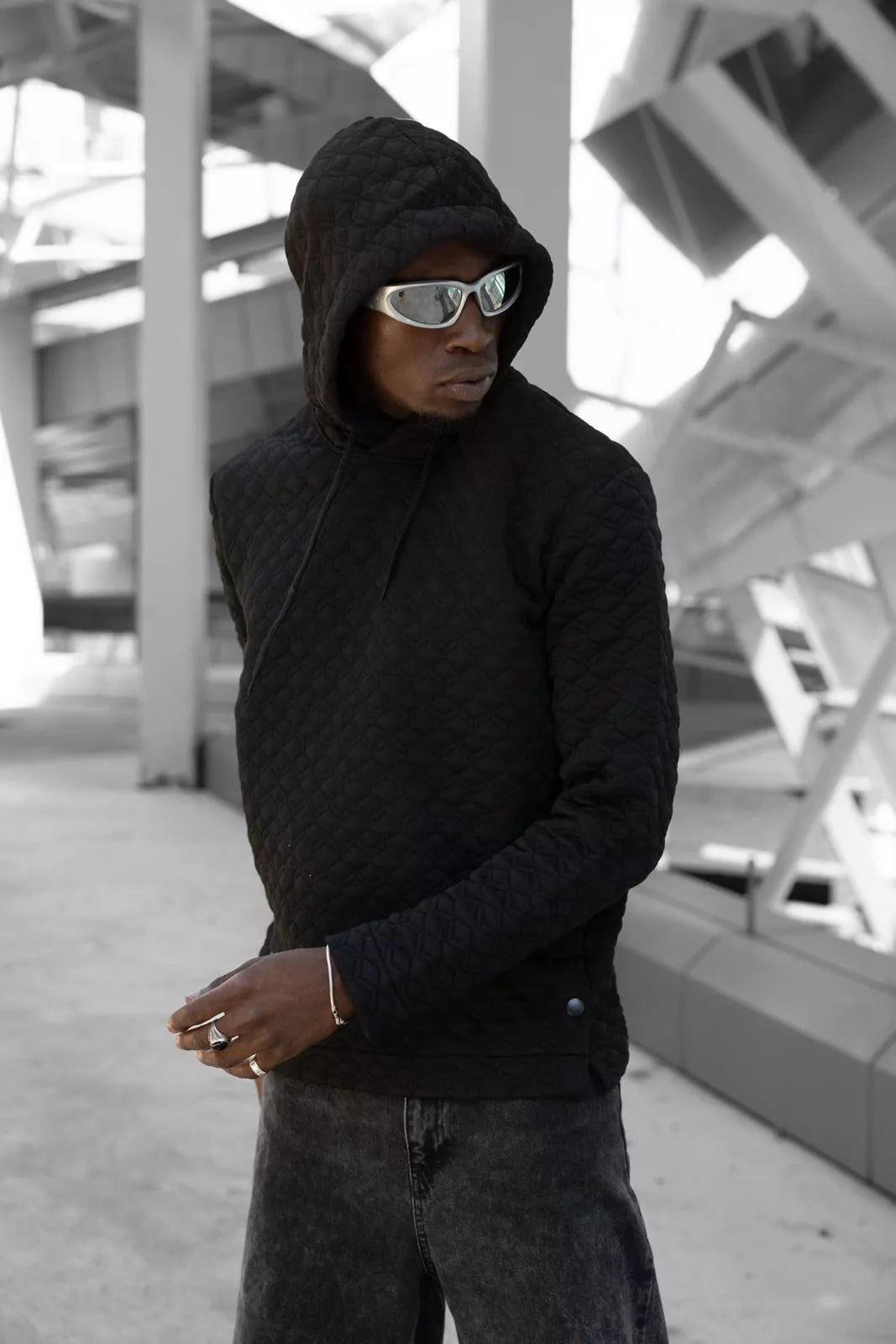 Juodas megztinis su gobtuvu Rombas