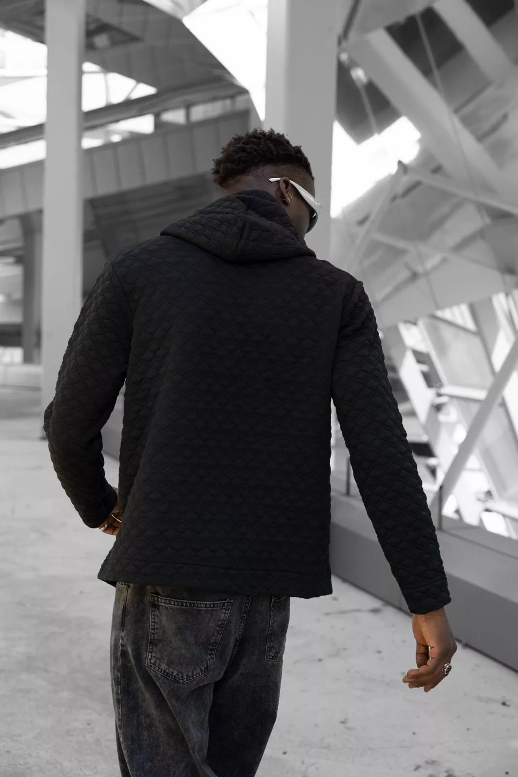 Juodas megztinis su gobtuvu Rombas