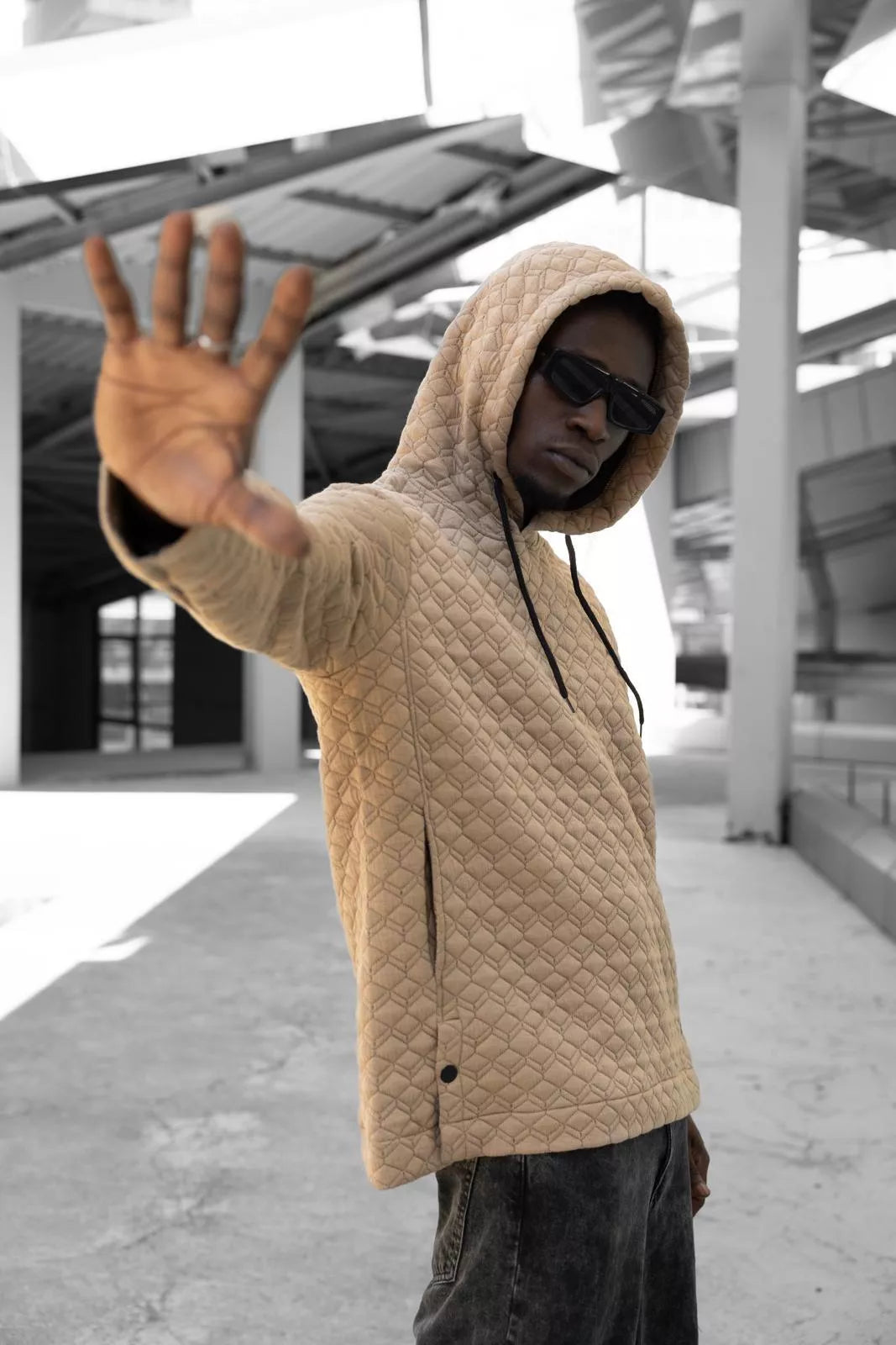 Rusvas megztinis su gobtuvu Rombas