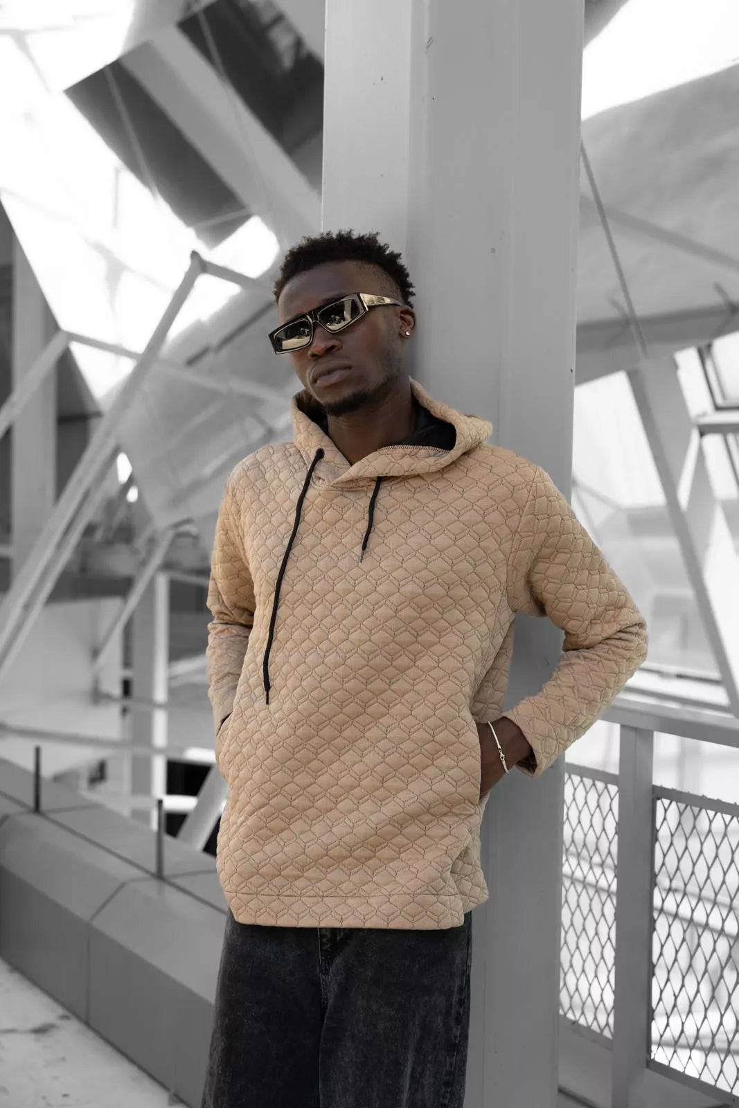 Rusvas megztinis su gobtuvu Rombas