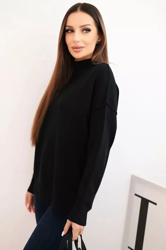 Moteriškas juodas megztinis aukštu kaklu Larsi