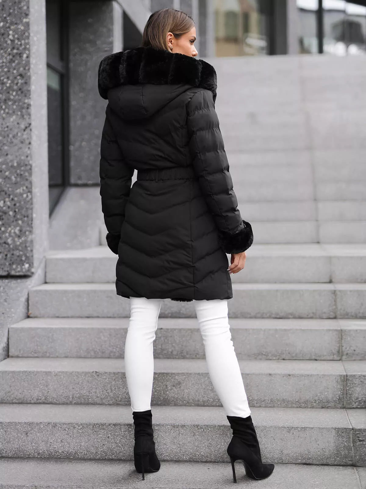 Striukė juoda su kailiu Dorter