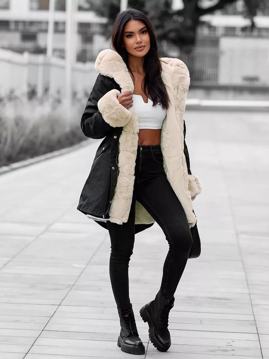 Juoda moteriška striukė Moly