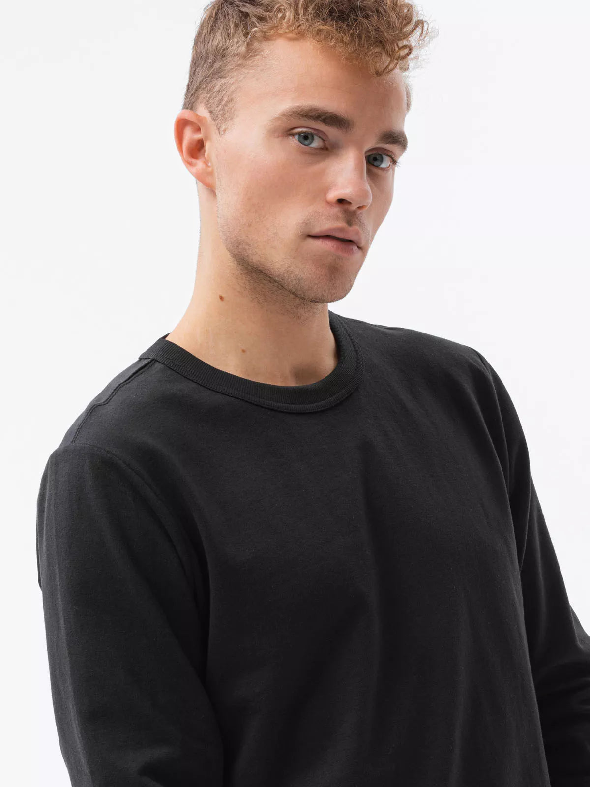 Juodos spalvos džemperis Likos