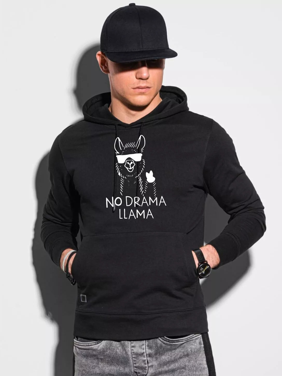 Juodos spalvos džemperis su gobtuvu No drama Llama