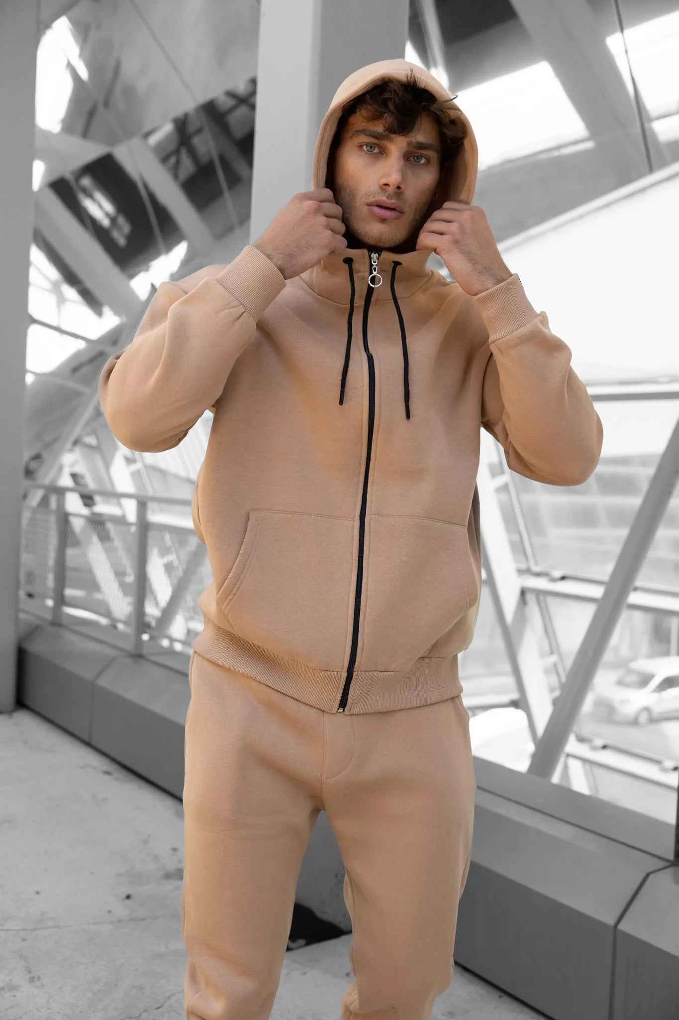 Šviesiai rudas komplektas su gobtuvu Zipos