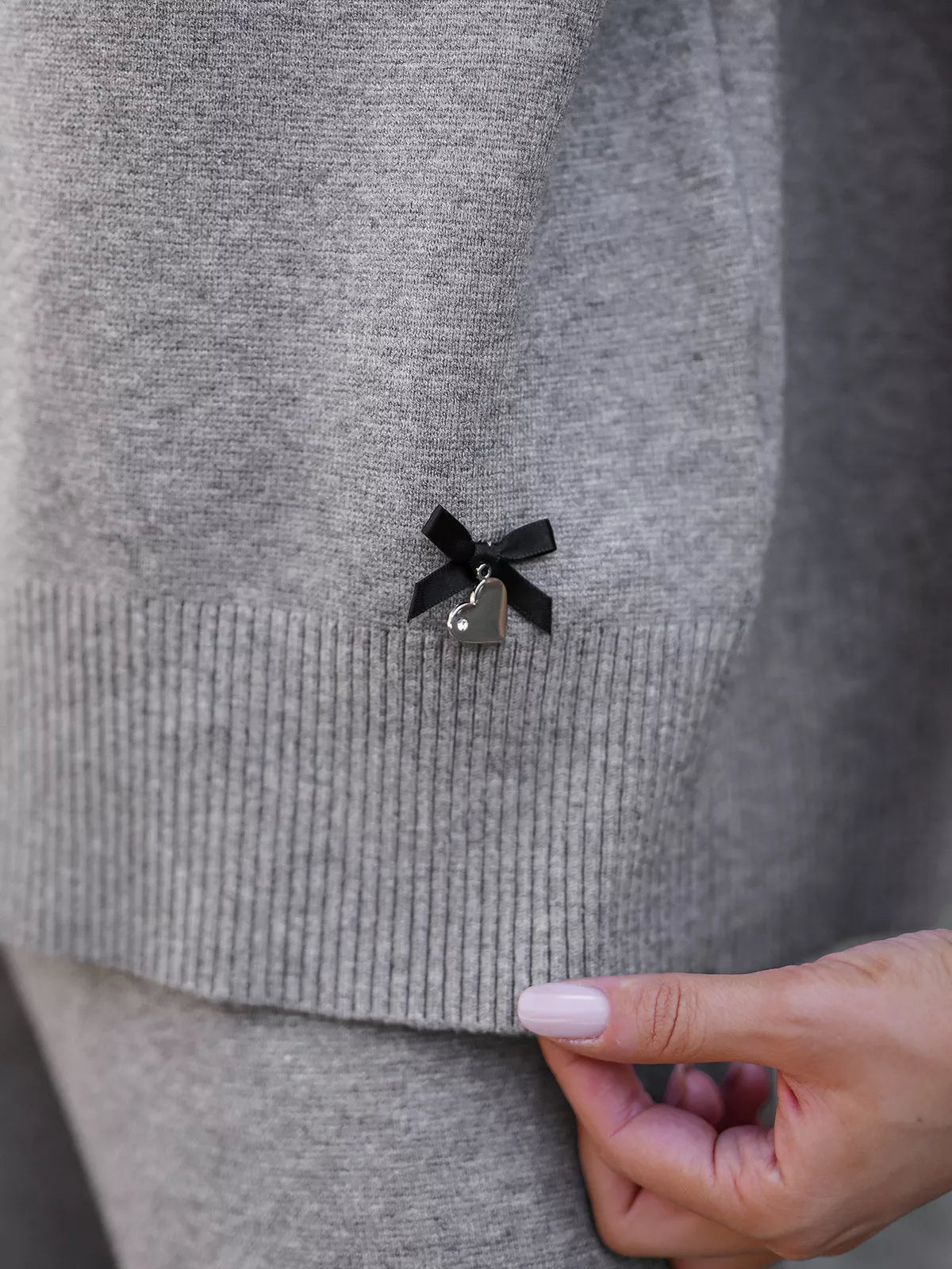 Moteriškas tamsiai pilkas laisvalaikio kostiumas Maribel