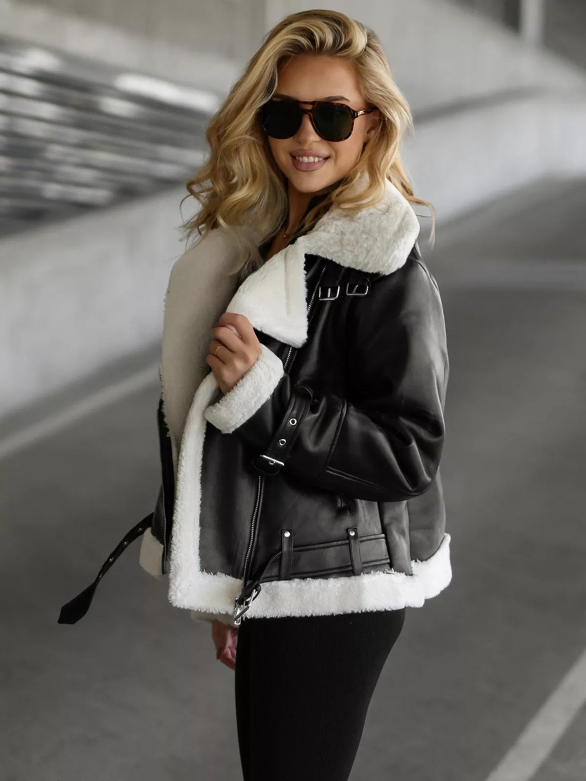 Moteriška juoda odinė striukė su baltu kailiuku Elen