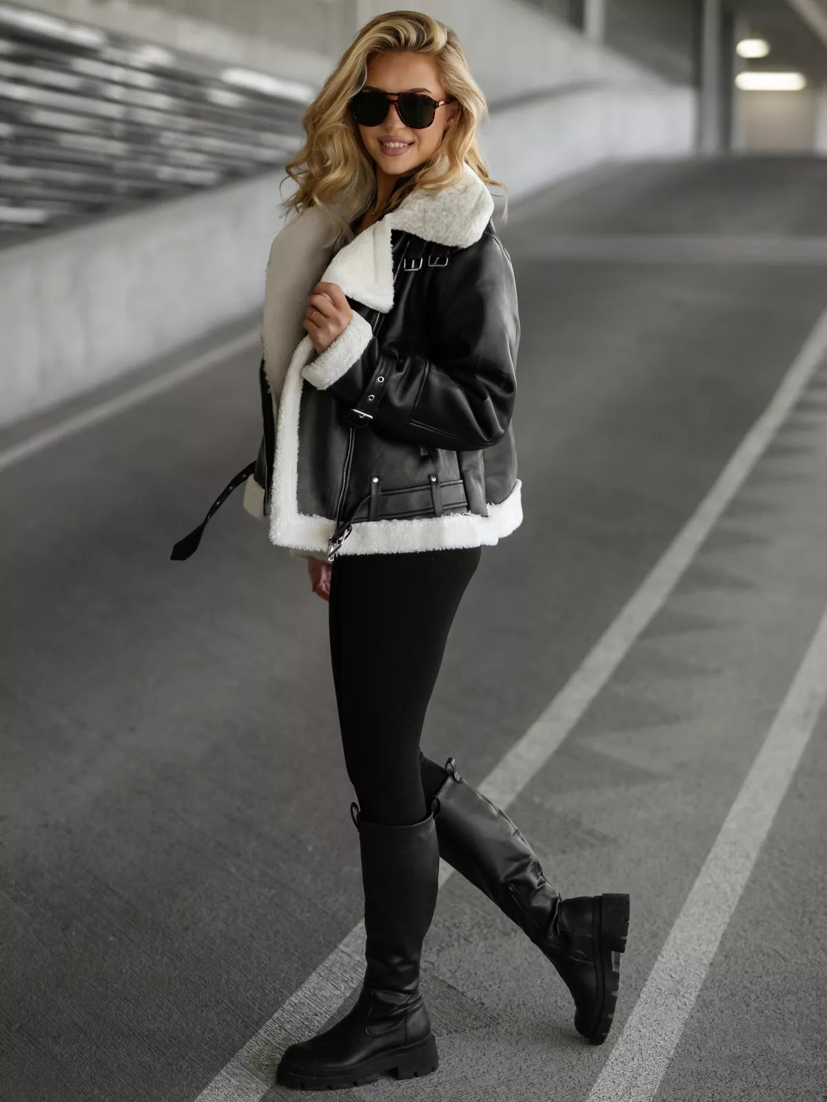 Moteriška juoda odinė striukė su baltu kailiuku Elen