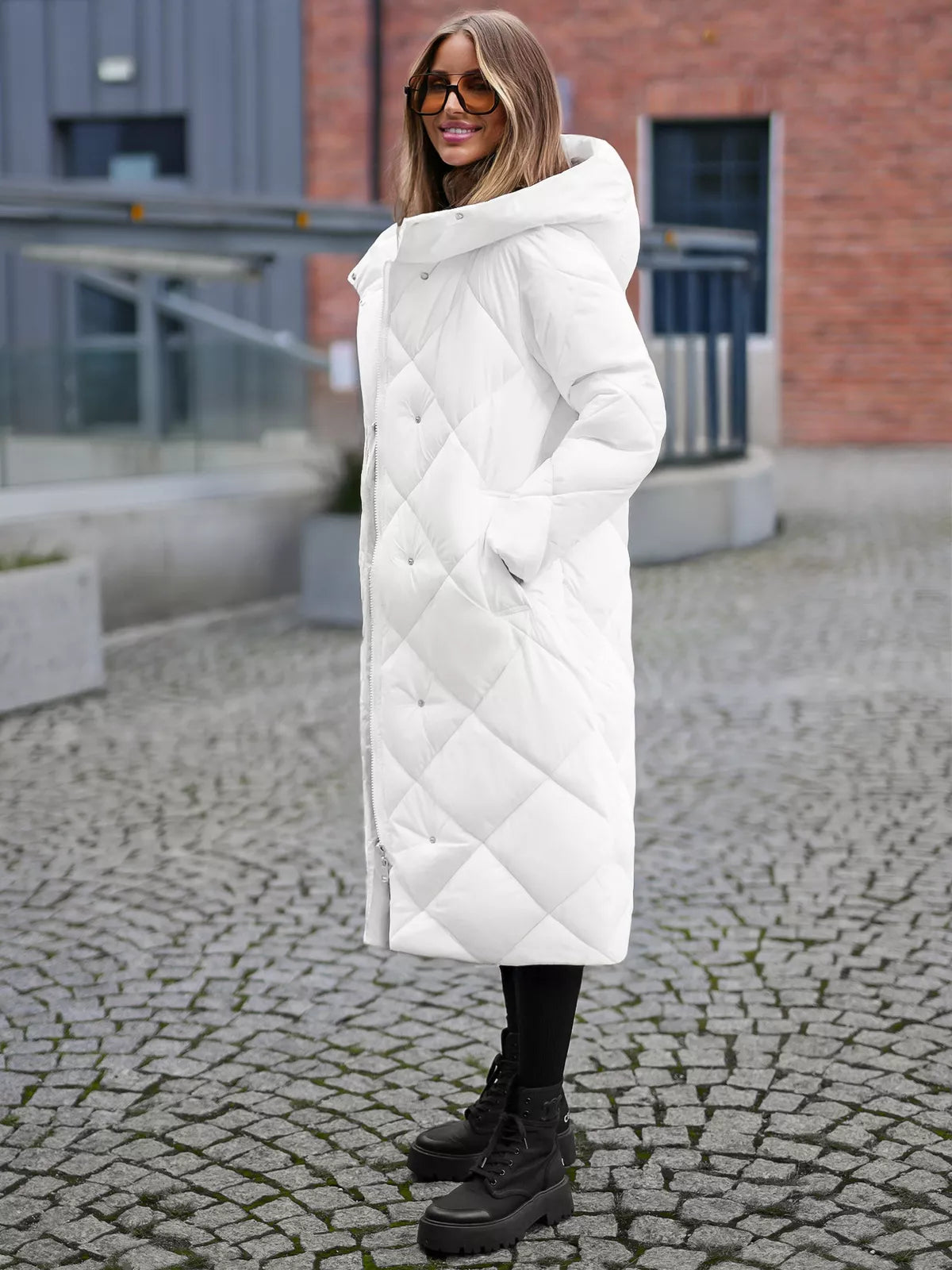 Balta moteriška dygsniuota žieminė striukė Coco