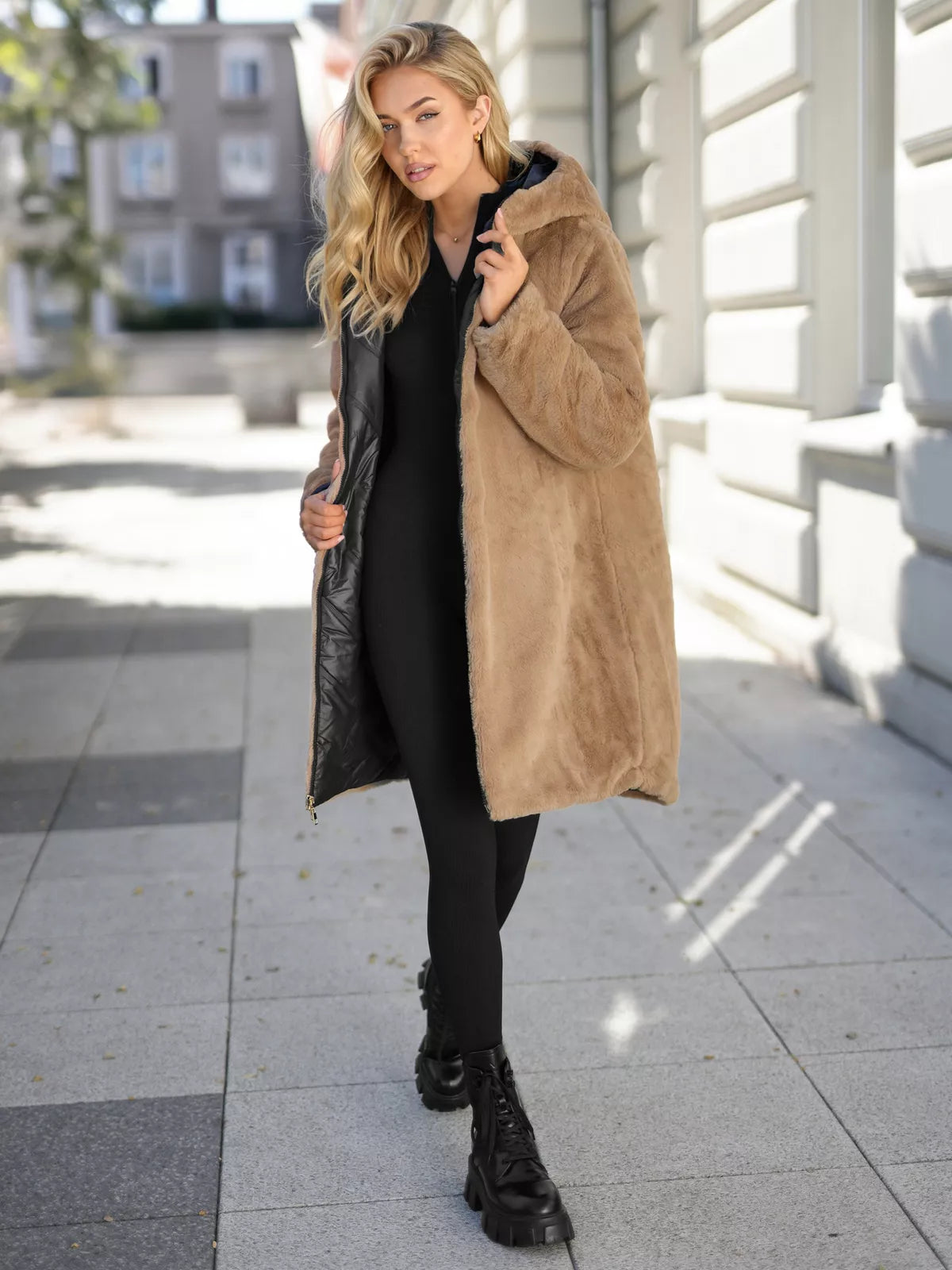 Moteriška žieminė dvipusė juoda striukė su gobtuvu Ela