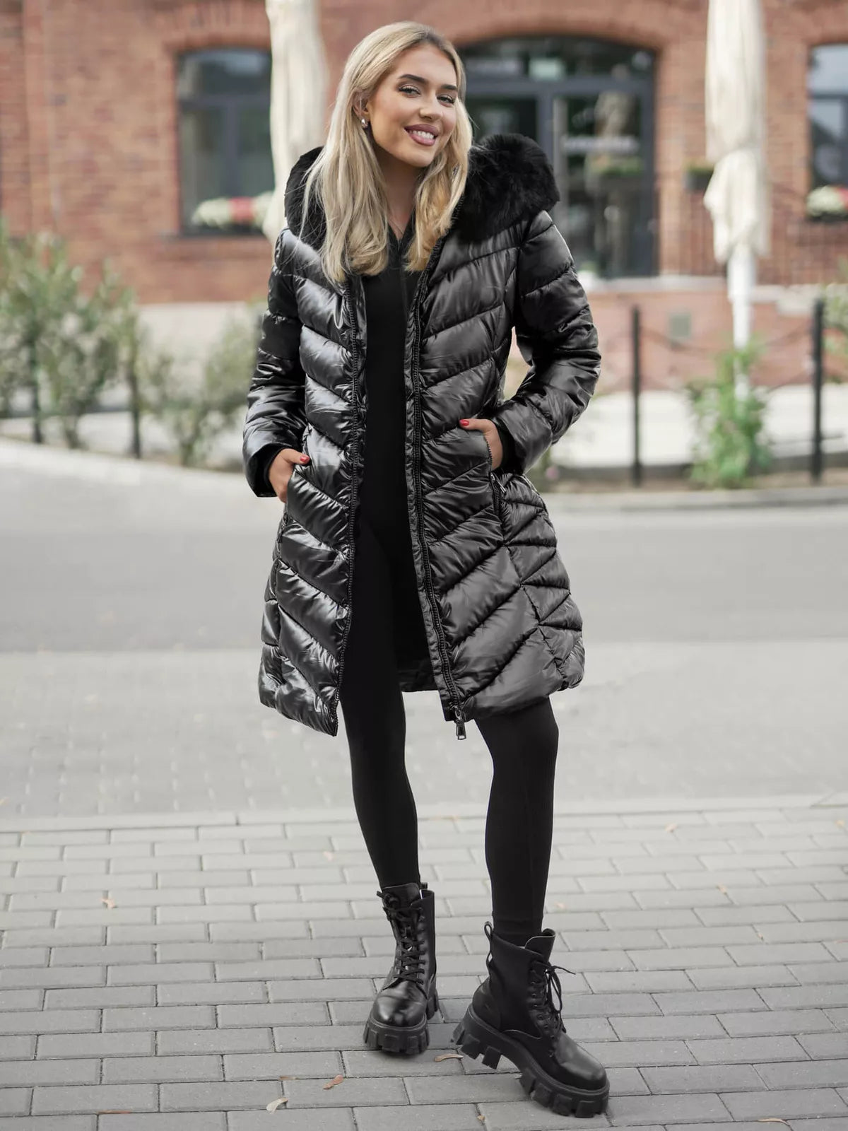 Juodos spalvos žieminė moteriška striukė Marisa