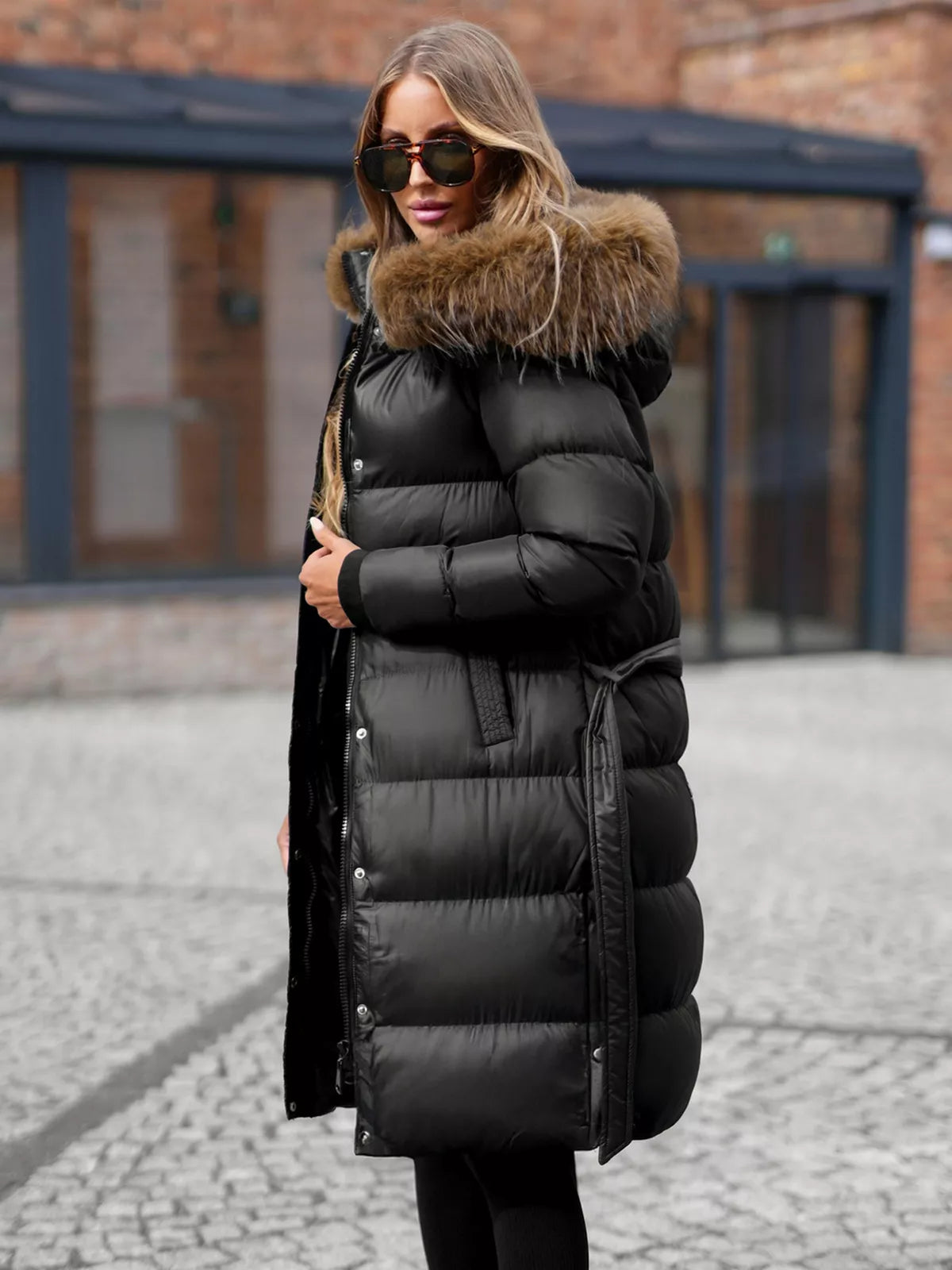 Moteriška juodos spalvos žieminė striukė su gobtuvu Merin