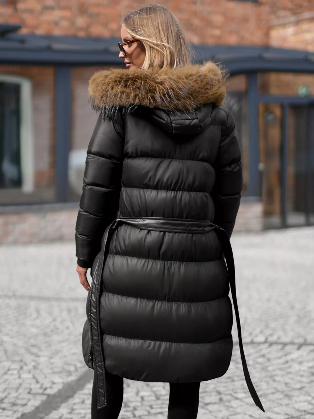 Moteriška juodos spalvos žieminė striukė su gobtuvu Merin