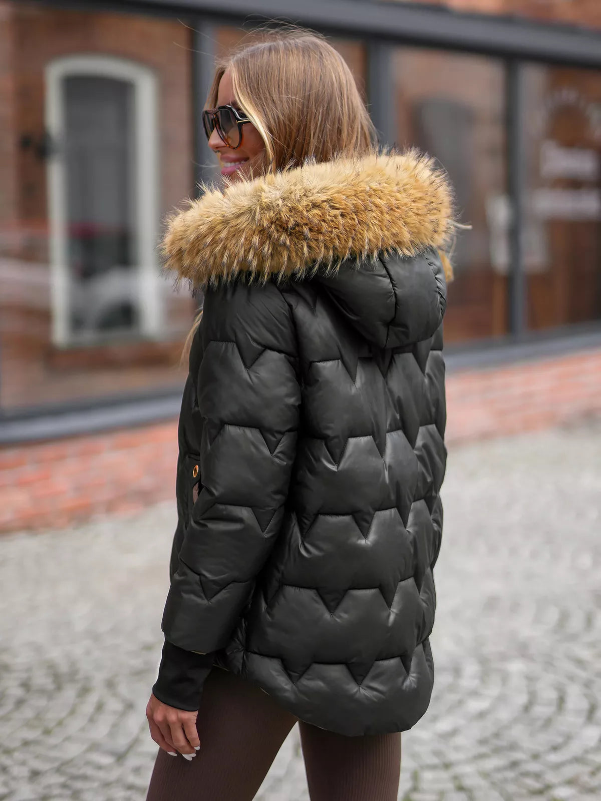 Moteriška juoda striukė Rosko