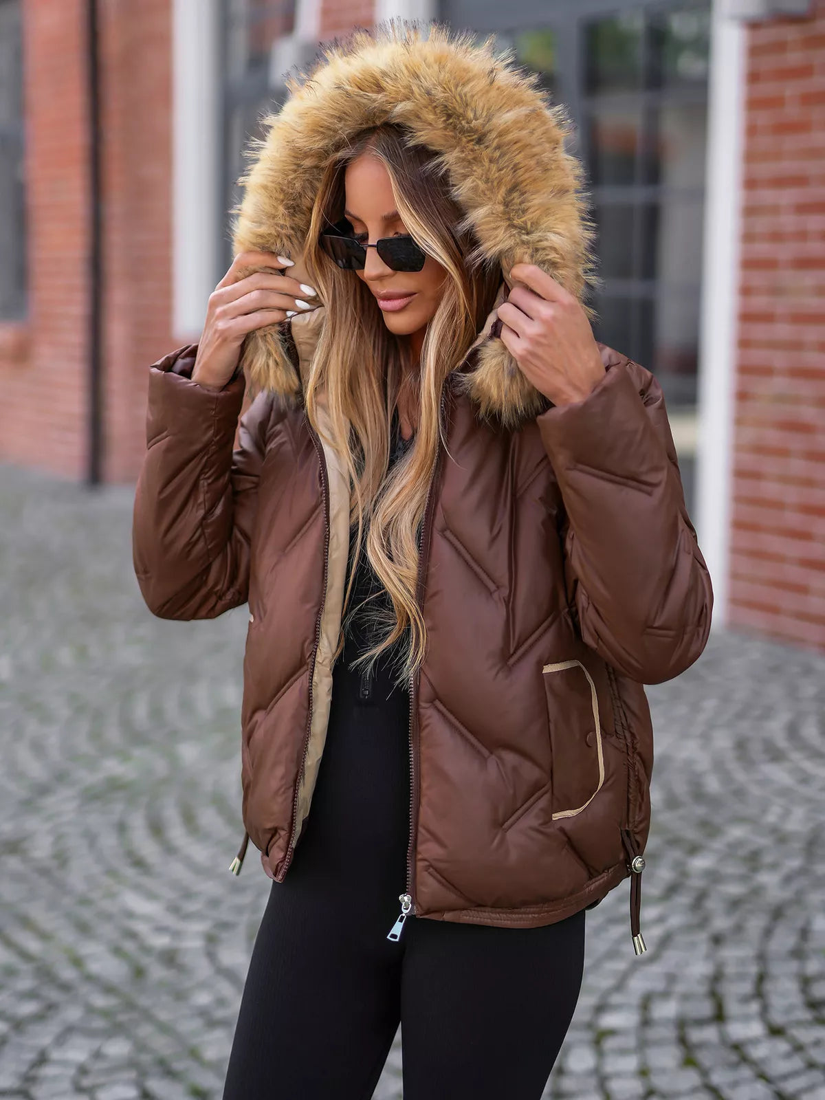 Moteriška rudos spalvos striukė Velvi