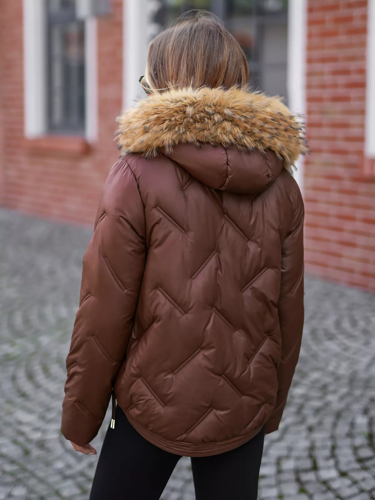 Moteriška rudos spalvos striukė Velvi