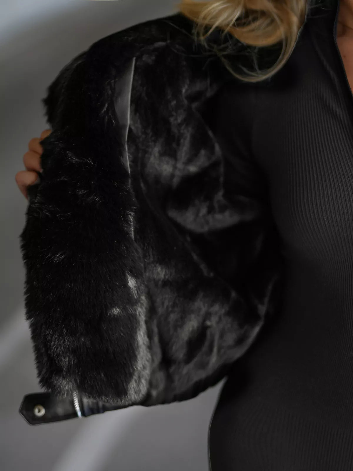 Moteriška juoda odinė striukė Tiara