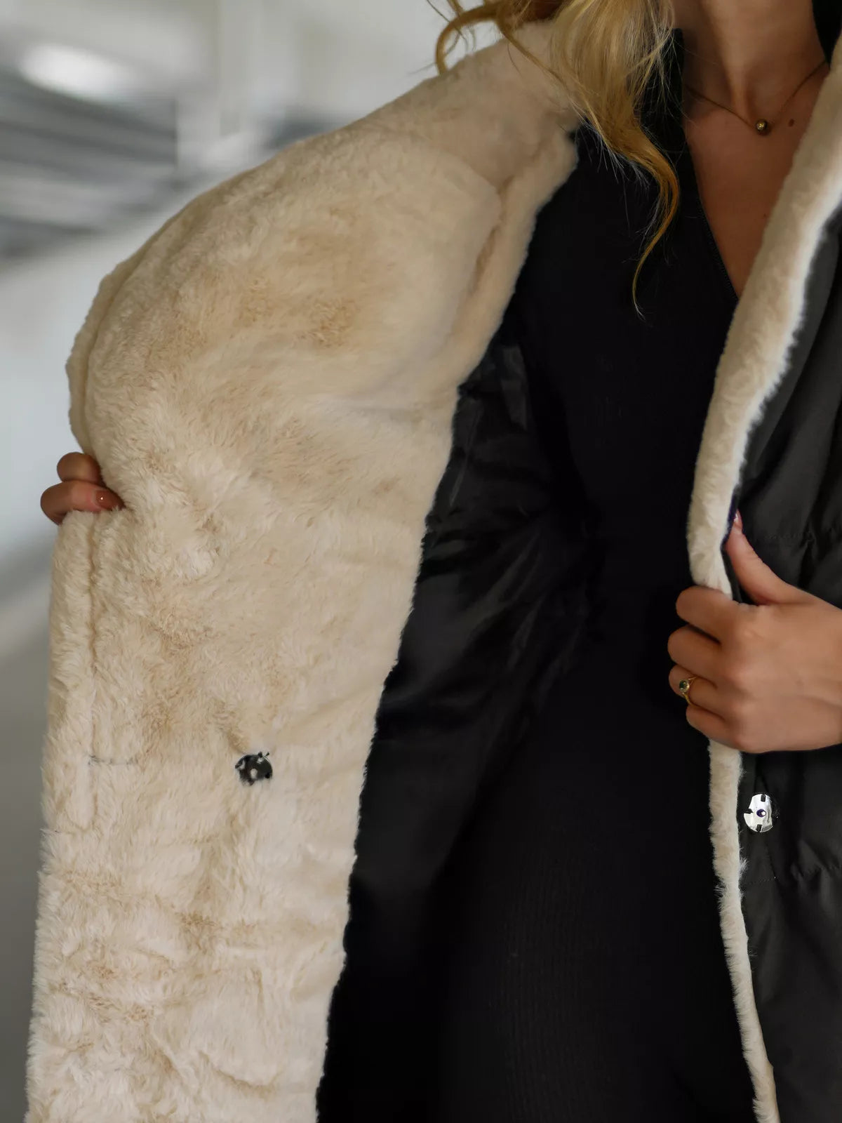 Moteriškas dygsniuotas juodos spalvos striukė Charlot