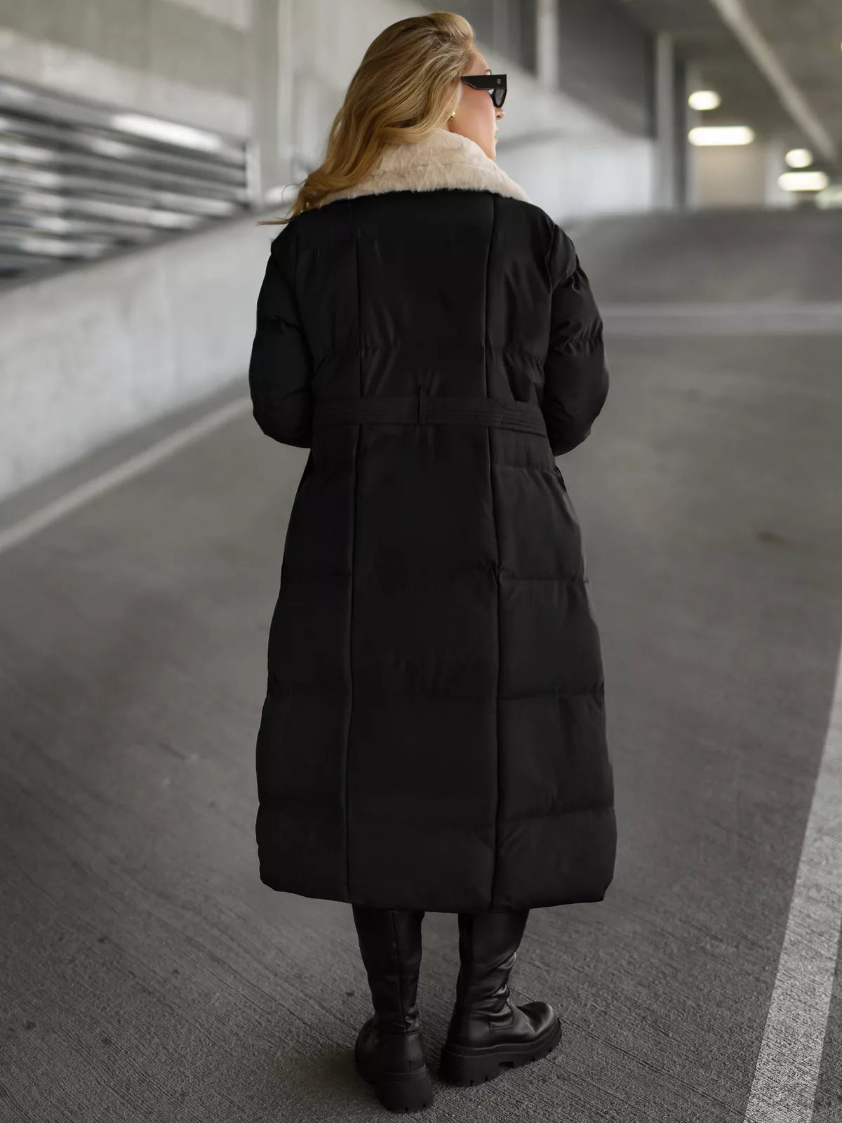 Moteriškas dygsniuotas juodos spalvos striukė Charlot