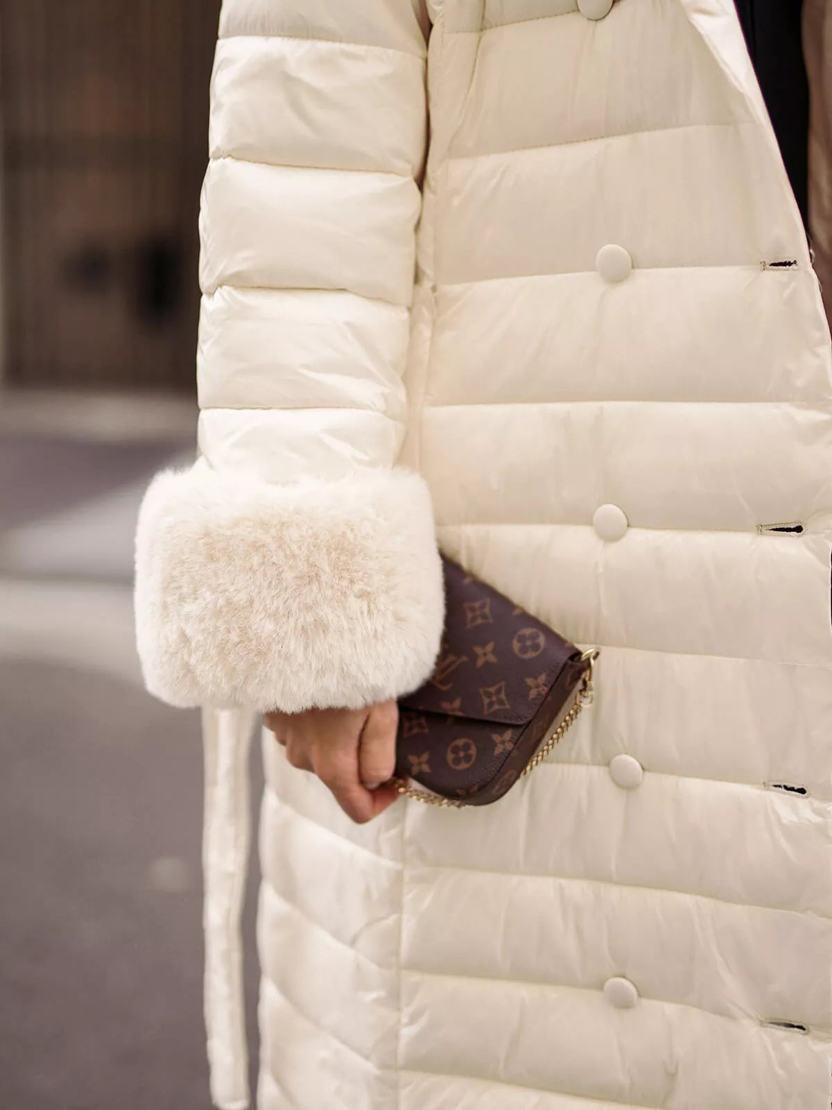 Moteriškas baltos spalvos paltas Karum