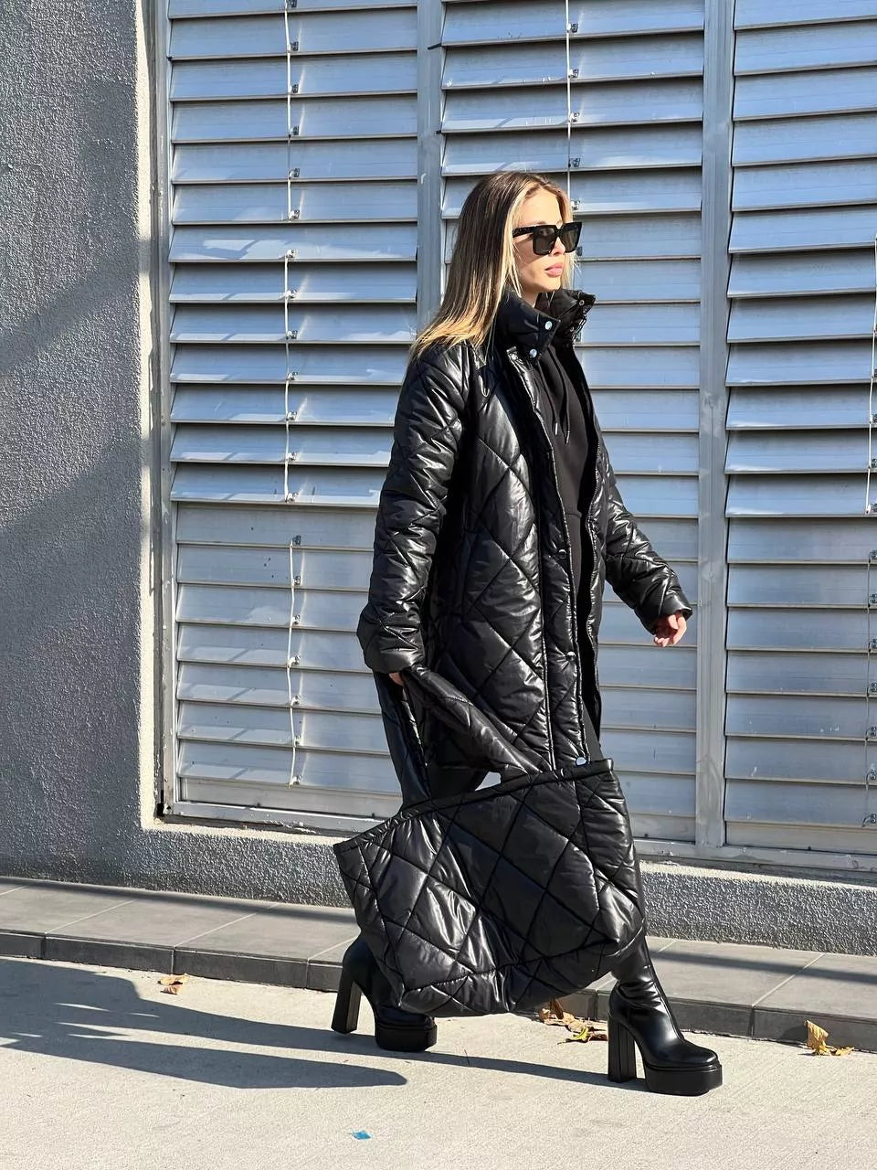 Moteriška juoda striukė ir rankinė Kirel