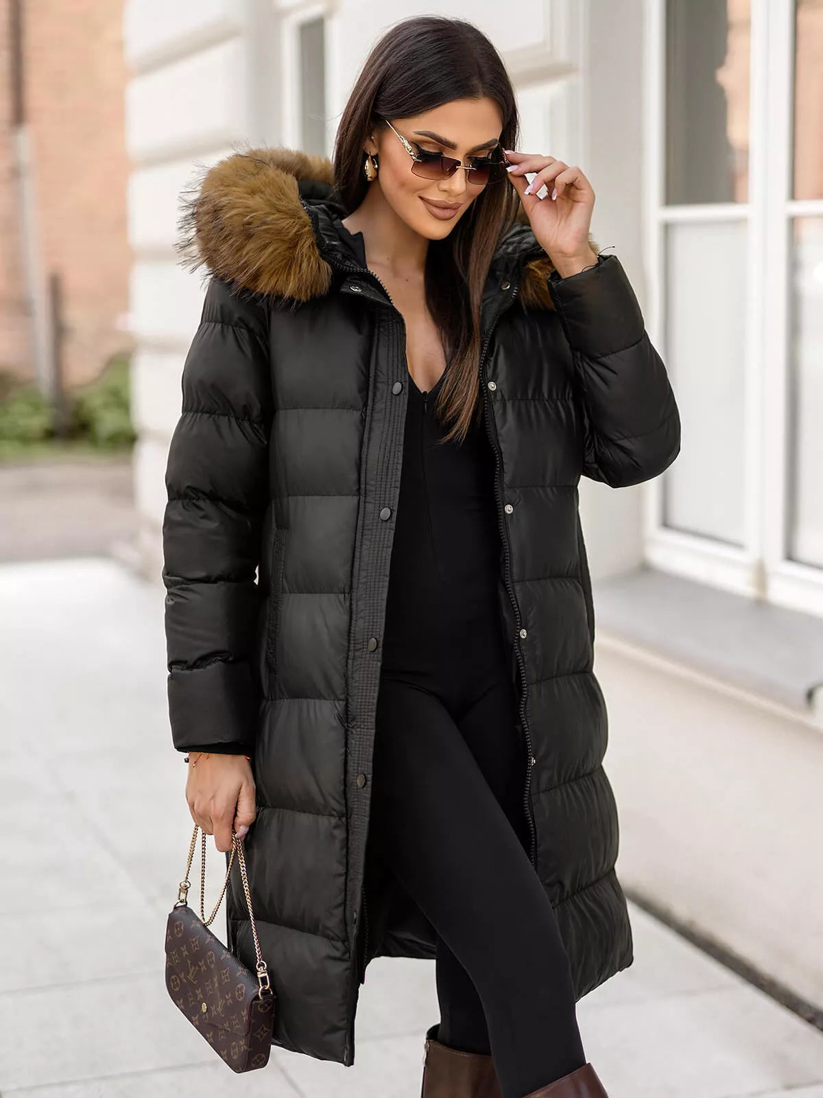 Moteriška juodos spalvos žieminė striukė su gobtuvu Merin