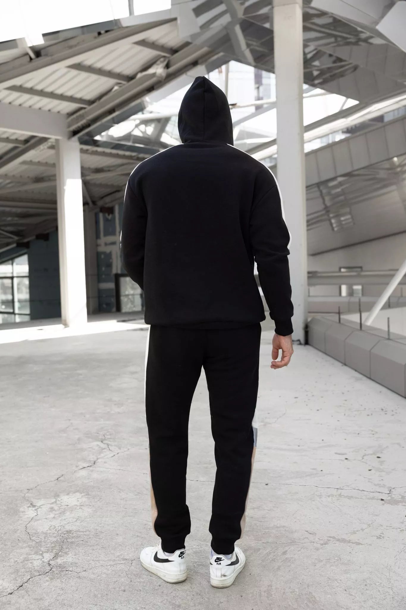 Juodas vyriškas komplektas su balta juostele Core