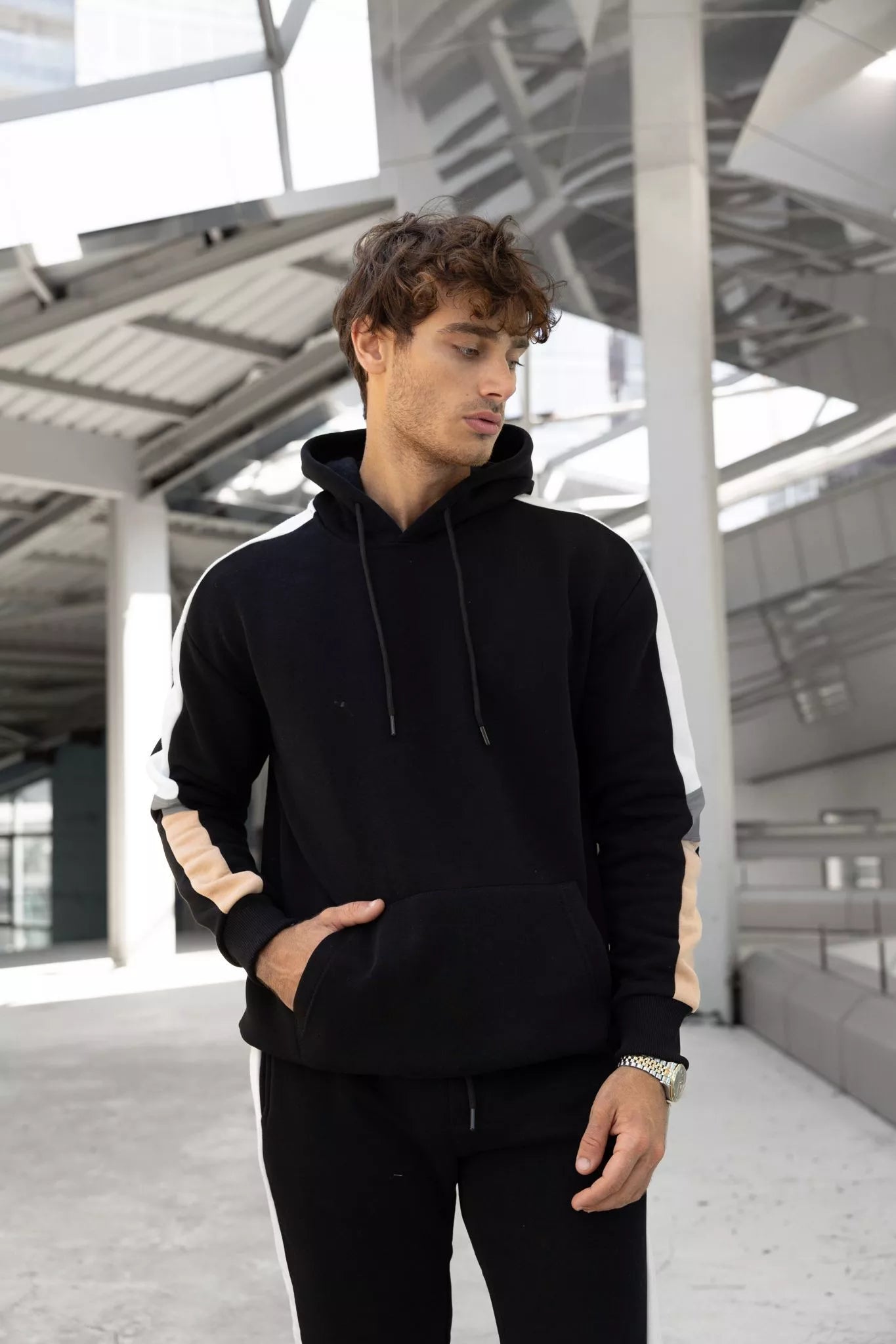 Juodas vyriškas komplektas su balta juostele Core