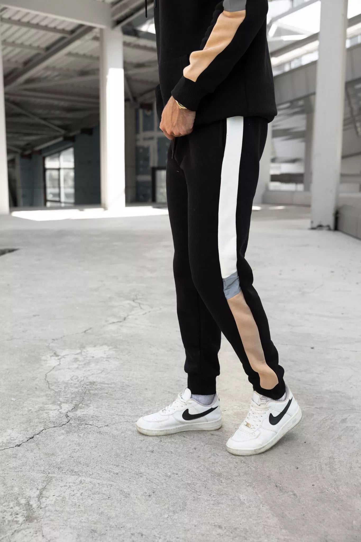 Juodas vyriškas komplektas su balta juostele Core