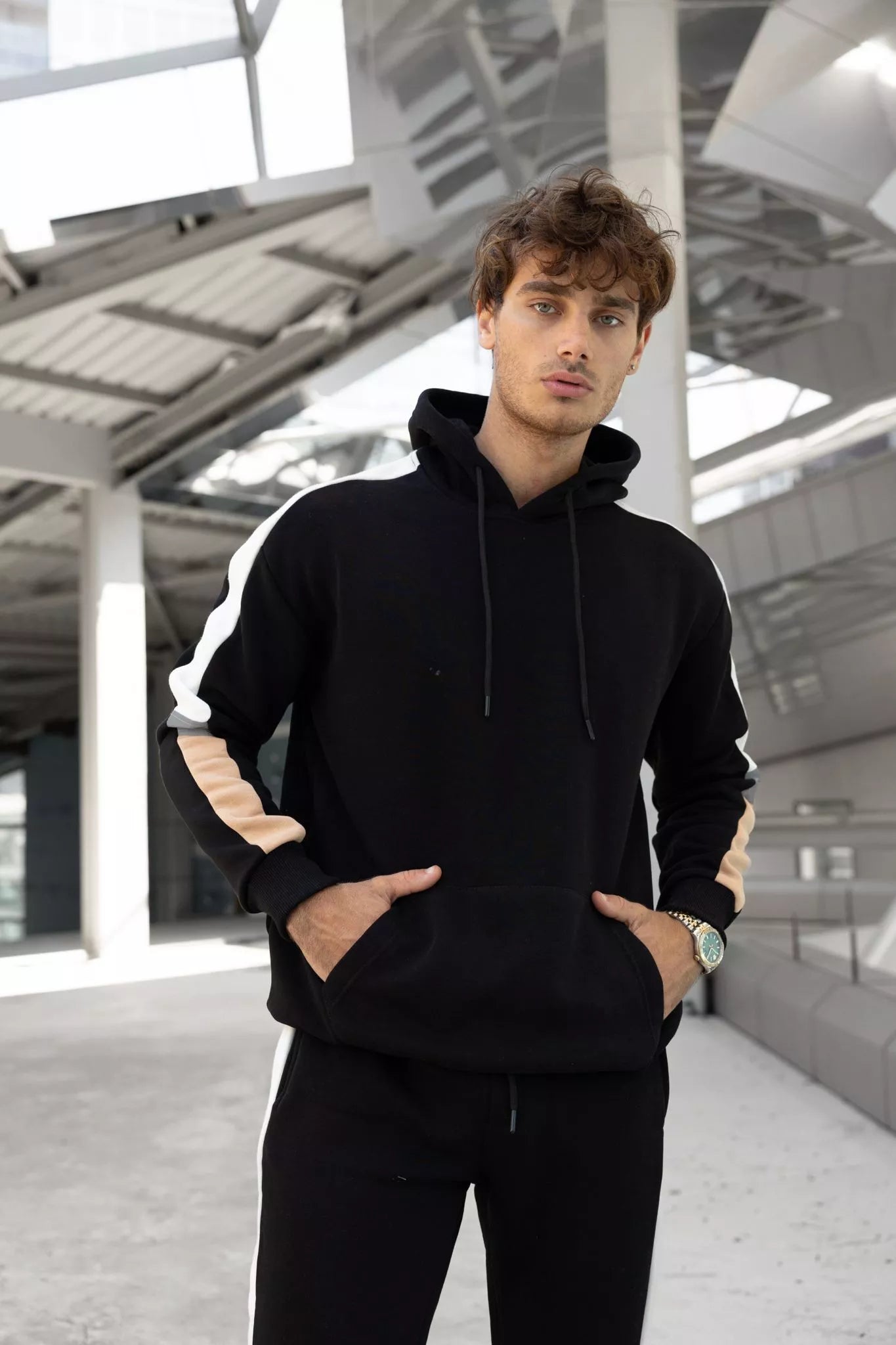 Juodas vyriškas komplektas su balta juostele Core