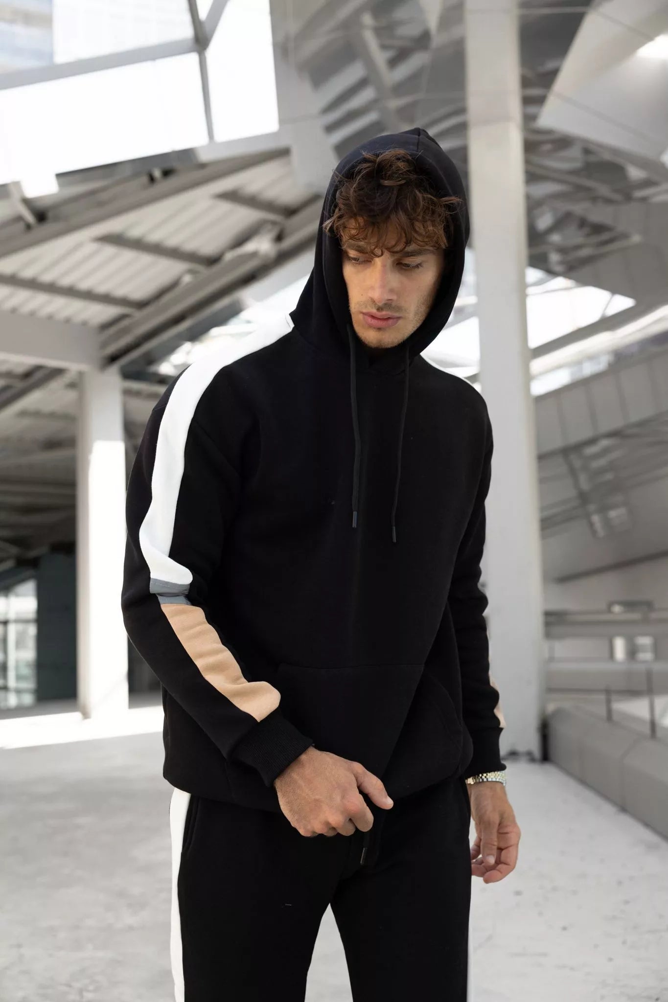 Juodas vyriškas komplektas su balta juostele Core